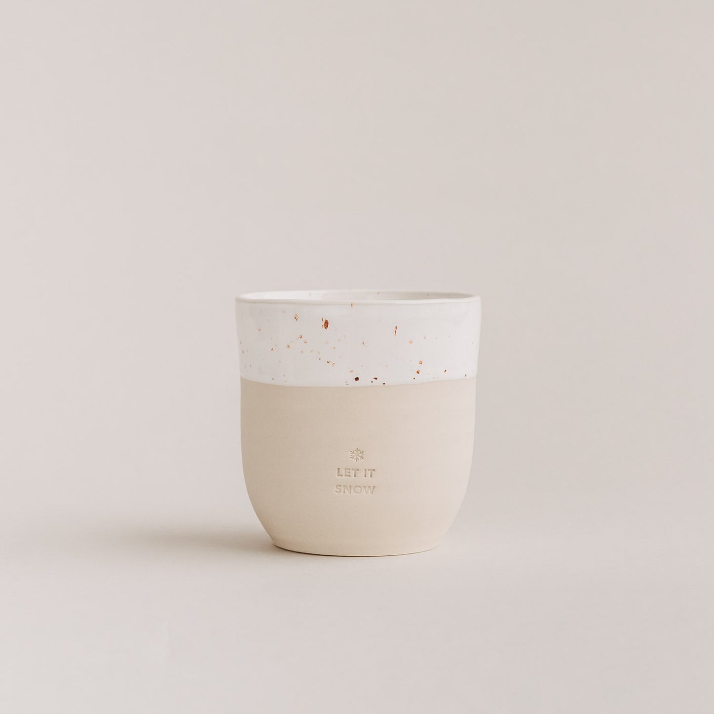 Handgefertigter Steingutbecher „Let it Snow“ - Eulenschnitt