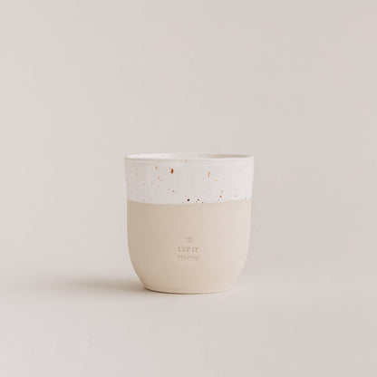 Handgefertigter Steingutbecher „Let it Snow“ - Eulenschnitt