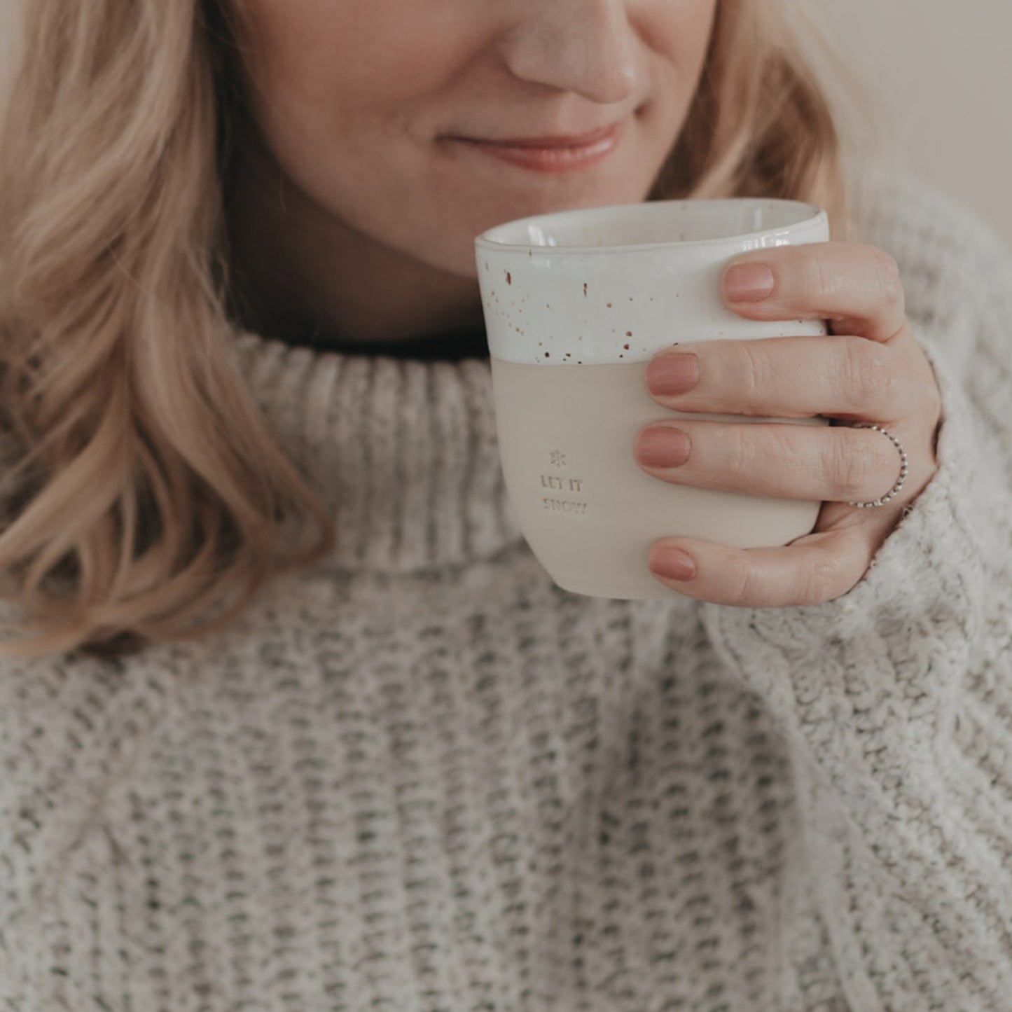 Handgefertigter Steingutbecher „Let it Snow“ - Eulenschnitt