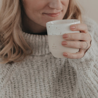 Handgefertigter Steingutbecher „Let it Snow“ - Eulenschnitt