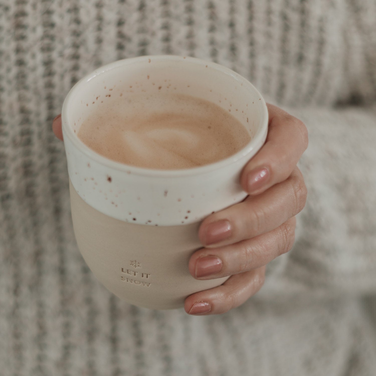 Handgefertigter Steingutbecher „Let it Snow“ - Eulenschnitt