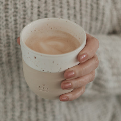 Handgefertigter Steingutbecher „Let it Snow“ - Eulenschnitt