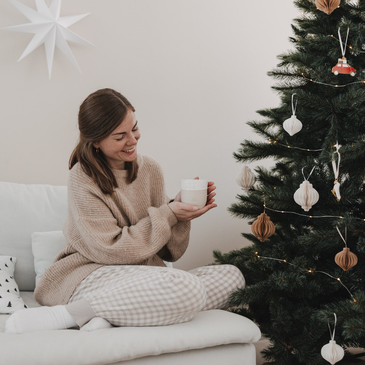 Handgefertigter Steingutbecher „Let it Snow“ - Eulenschnitt