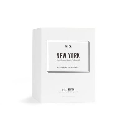 WIJCK. Duftkerze New York – handgegossene Sojawachs-Kerze im rauchschwarzen Glas. Floraler, urbaner Duft mit Noten von Leder, Blumen & Holz. Bis zu 60 Stunden Brenndauer.